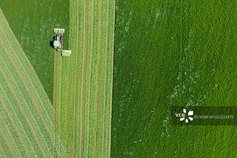 青贮饲料收割草地航拍图片素材