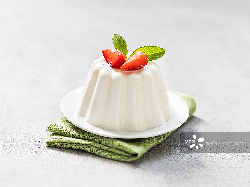 草莓奶油意式甜点图片素材