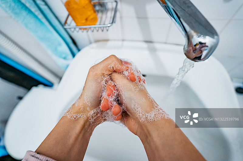 女人洗手预防病毒图片素材