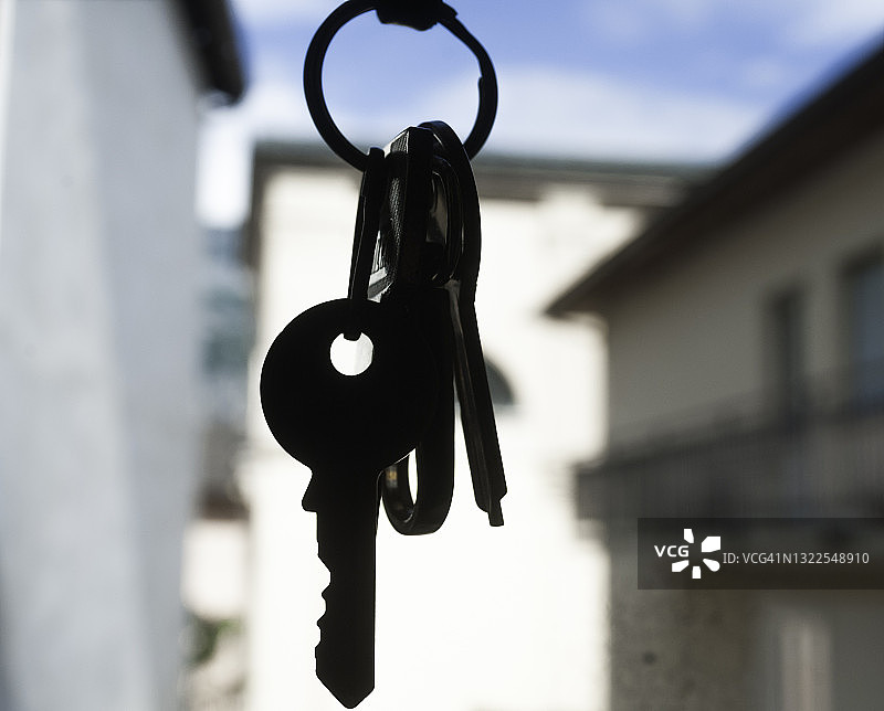 住宅小区背景下的房屋钥匙特写，新房图片素材