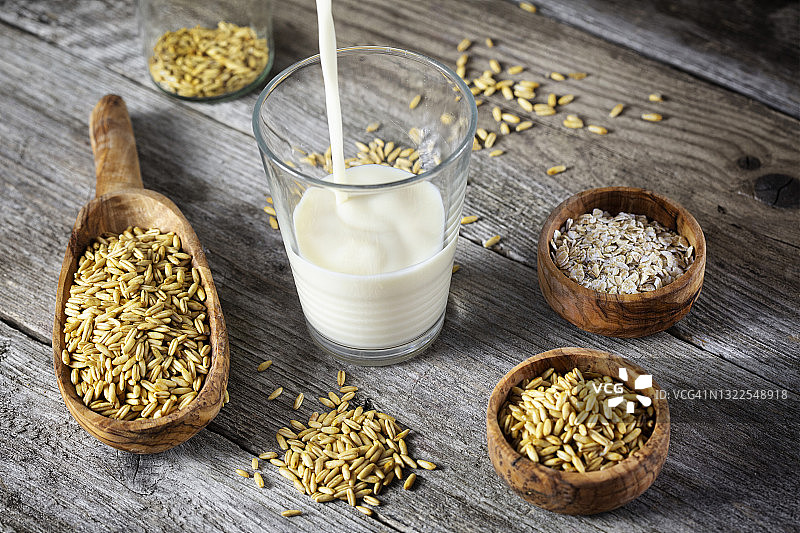 不含乳糖的燕麦奶饮品图片素材