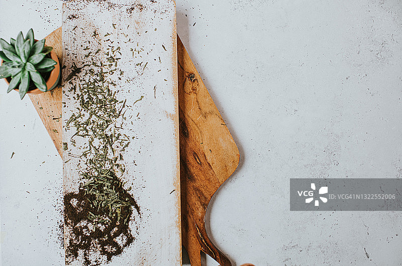 散落在白色大理石表面的散装绿茶图片素材