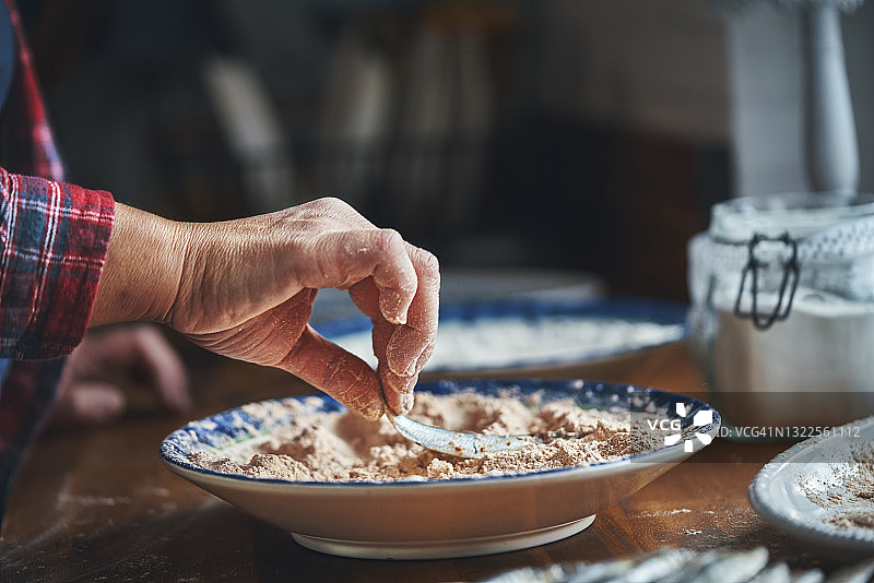香炸多春鱼配鲜柠檬图片素材