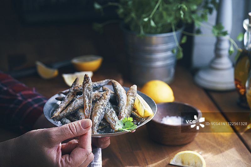 香炸多春鱼配鲜柠檬图片素材