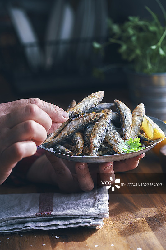 香炸多春鱼配鲜柠檬图片素材