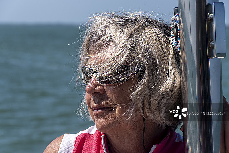 年长的女人享受乘船巡游图片素材