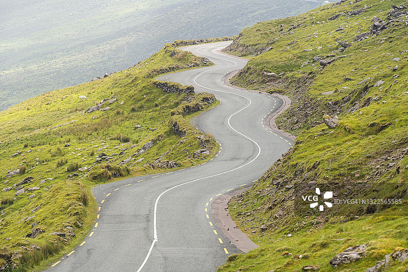 通往爱尔兰康诺尔山口的蜿蜒道路图片素材
