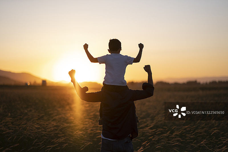 父子户外活动图片素材