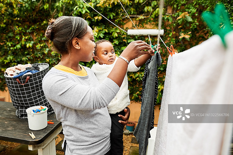 母女一起晾晒衣服图片素材