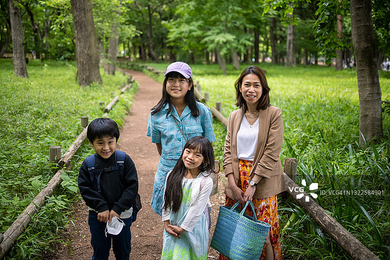 森林里的一家合影图片素材