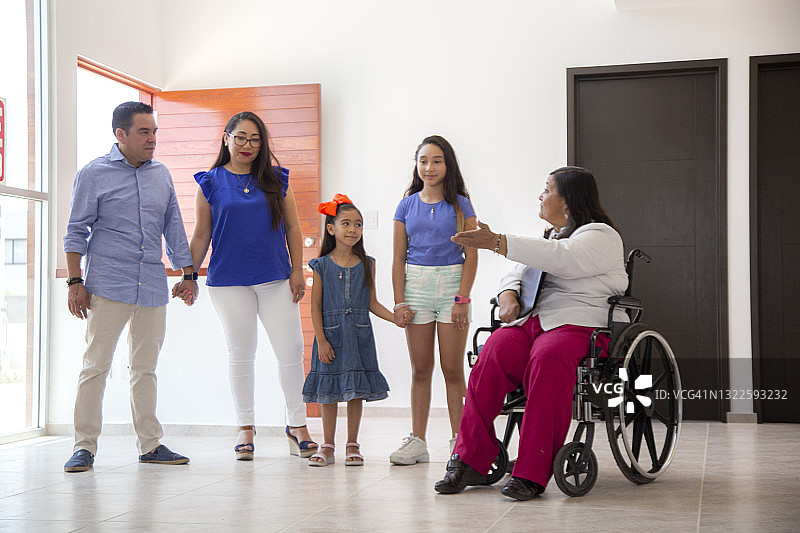 女房地产经纪人向家庭介绍房屋图片素材