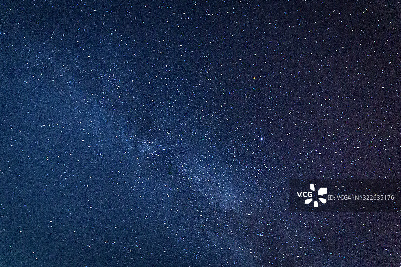 宇宙中的银河星系与星尘图片素材