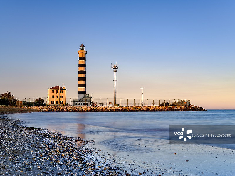 意大利威尼托卡瓦利诺-特雷波尔蒂的法罗灯塔夜景图片素材