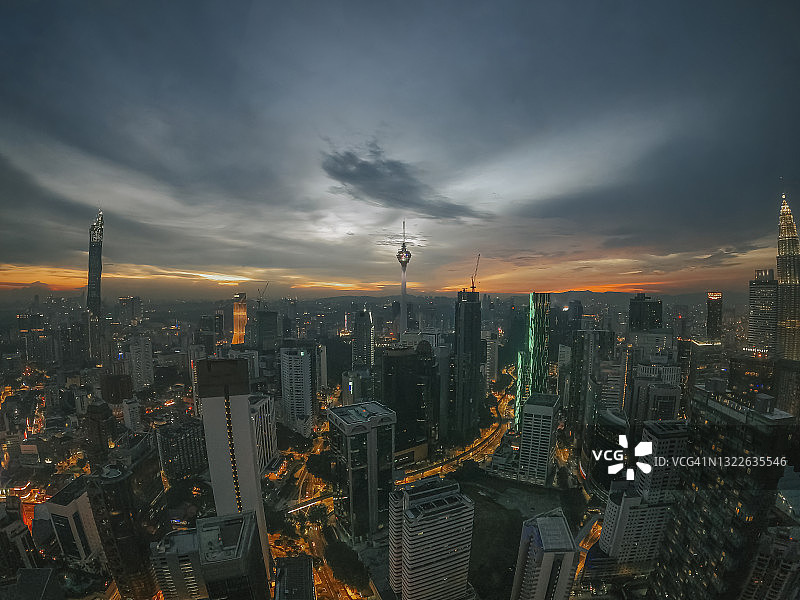 蓝色时刻的吉隆坡城市风光图片素材