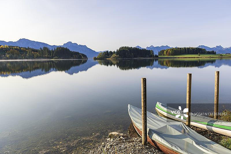 德国巴伐利亚东阿尔高，福森附近的福尔根湖，坦海姆山图片素材