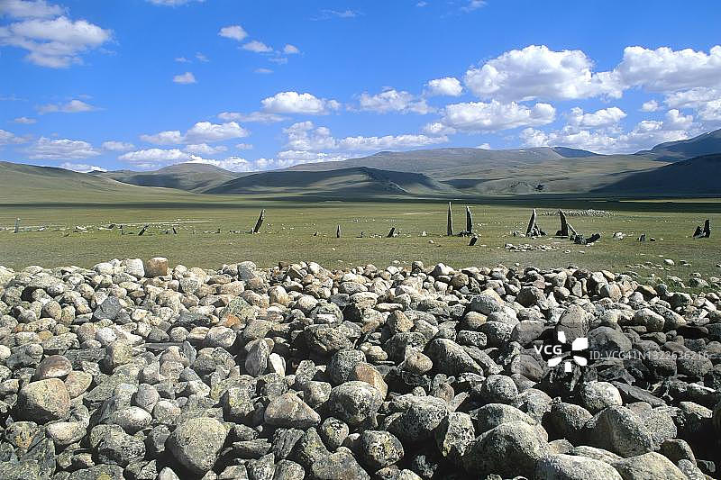 萨格赛河史前墓葬遗址的殡葬石碑或鹿石，位于蒙古国巴彦乌列盖省阿尔泰山脉图片素材