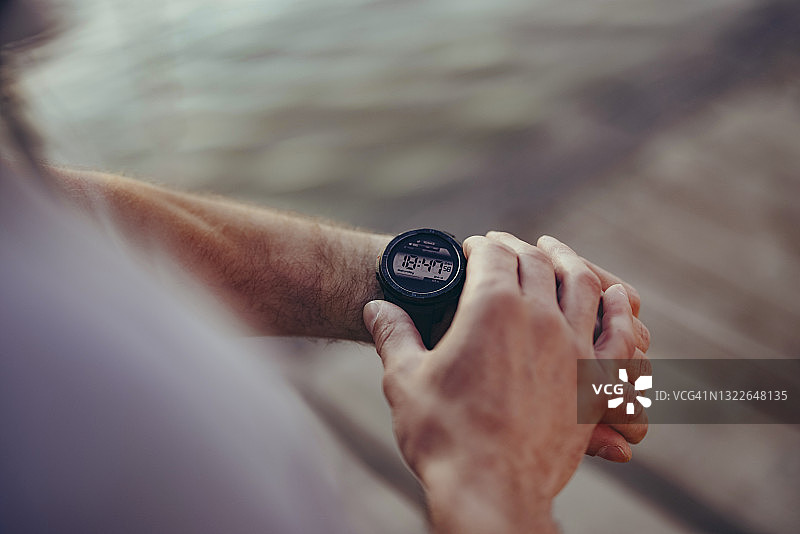 正在休息并查看智能手表运动员图片素材