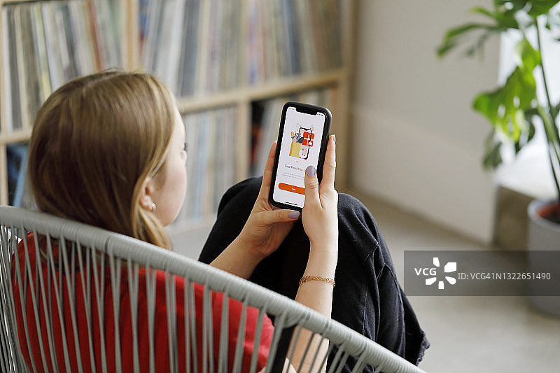 年轻女性使用手机App点外卖图片素材