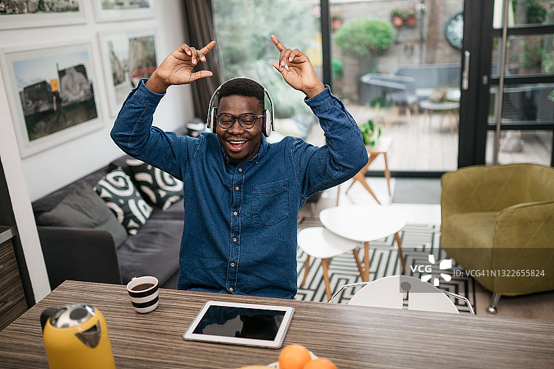 俯视角度拍摄的在家唱歌的快乐年轻非裔美国男人图片素材