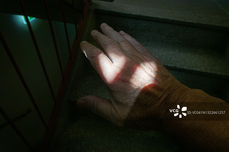 男人手上的晒斑图片素材