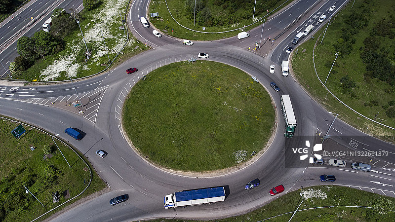 米尔顿凯恩斯附近M1高速公路旁的环岛航拍图片素材