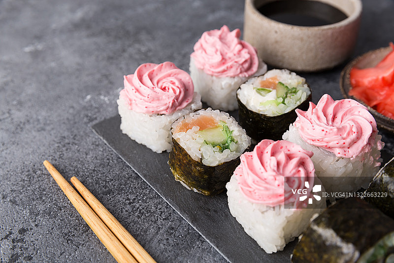 黑色餐桌上的寿司拼盘图片素材