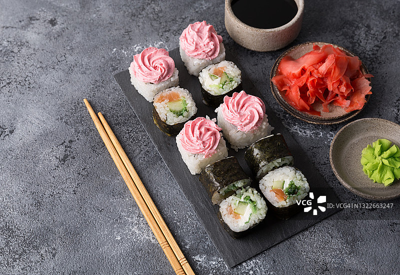 黑色餐桌上的寿司拼盘图片素材