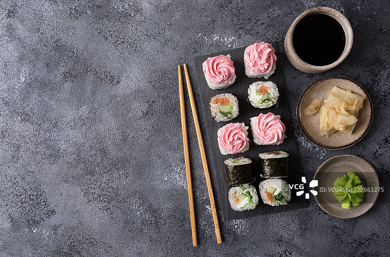 黑色餐桌上的寿司拼盘图片素材