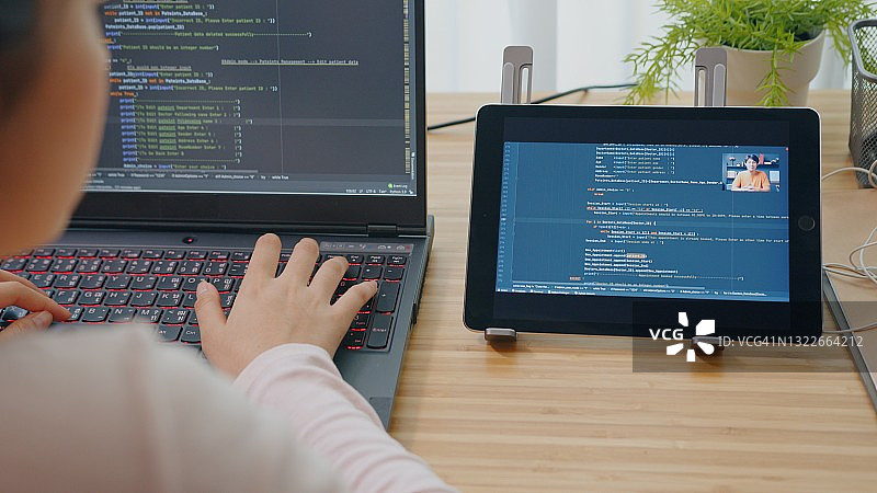 青少年女孩在家学习Python编程图片素材