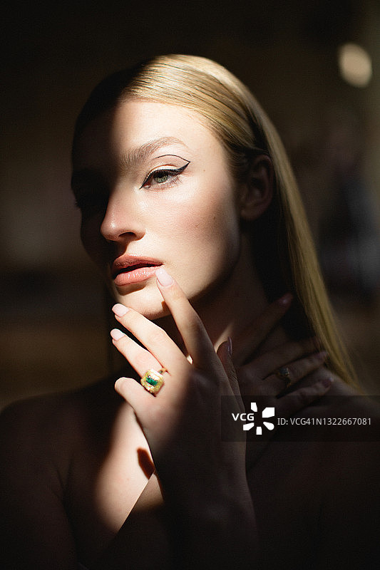 妆容时尚的年轻女子图片素材