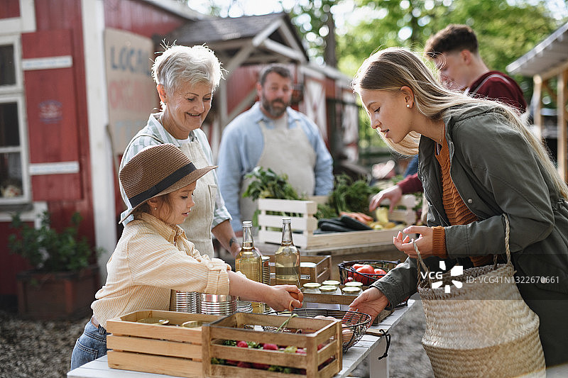 人们在农贸市场上买卖有机蔬菜图片素材