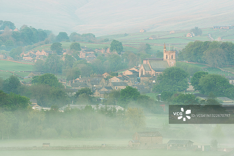 雾中的村庄图片素材