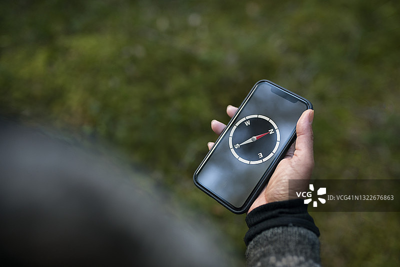 女人在智能手机上使用指南针图片素材