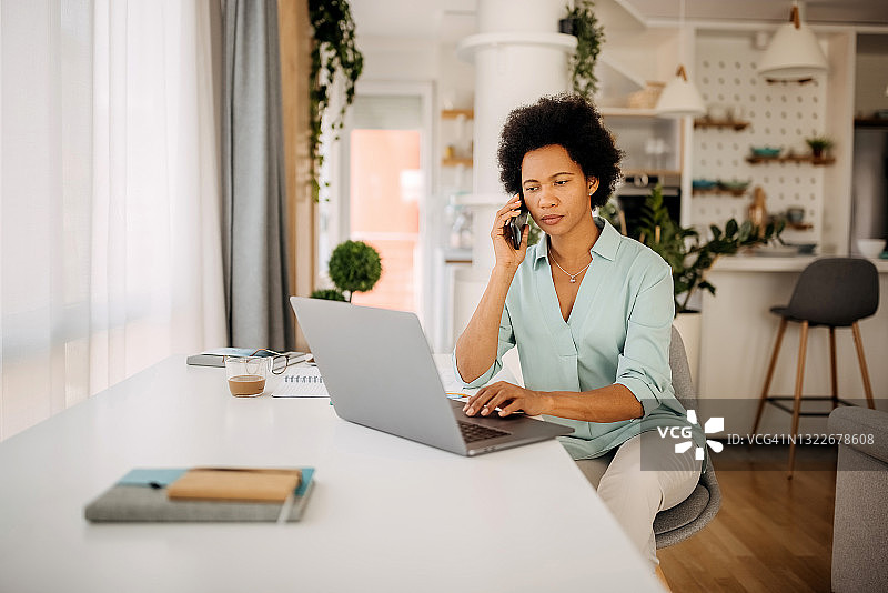 在家工作的西班牙裔商务女性图片素材