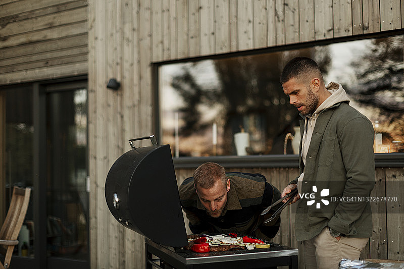 男性朋友准备烧烤食物图片素材