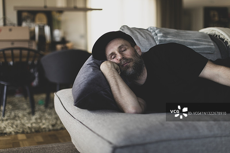 年长的男人睡在沙发上图片素材