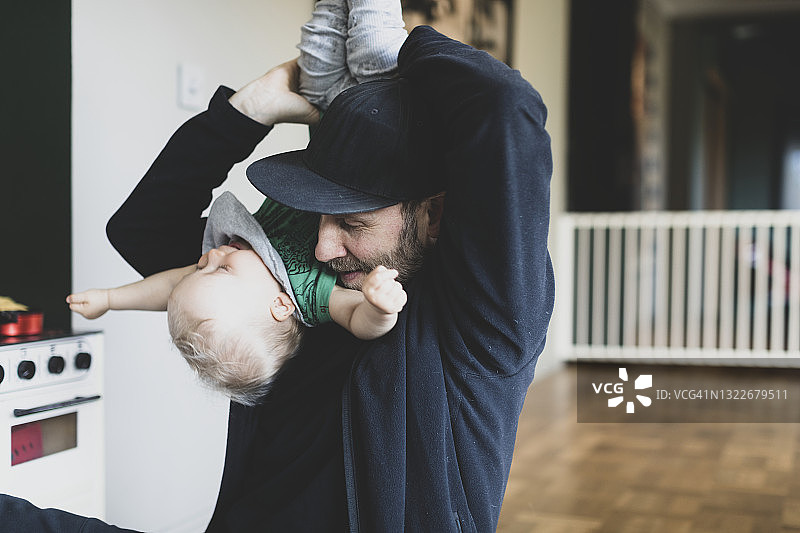 父亲和男婴玩耍图片素材