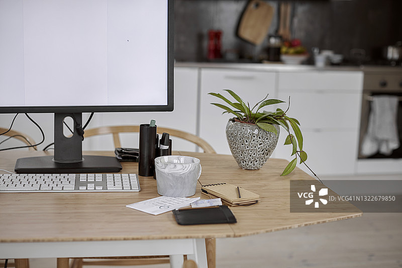 厨房餐桌上的电脑屏幕图片素材