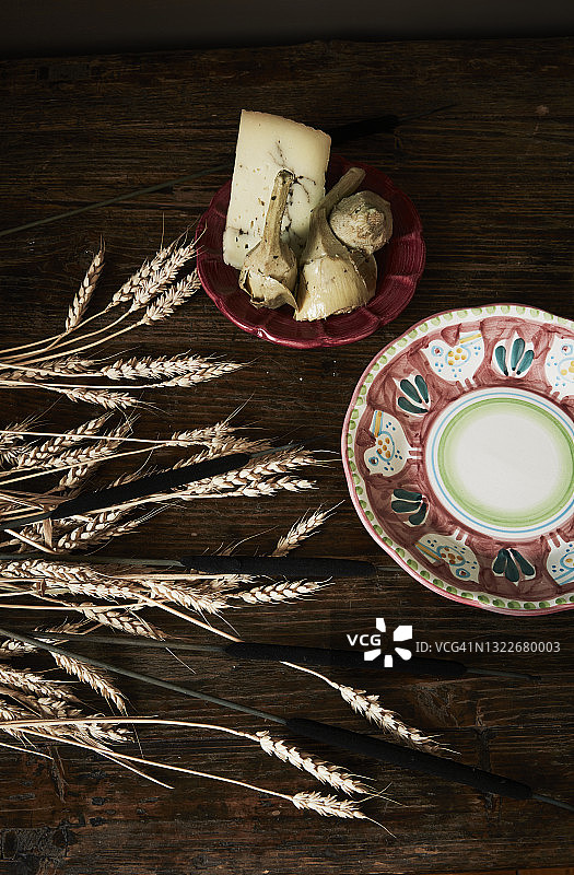 木质表面的谷物和盘子图片素材