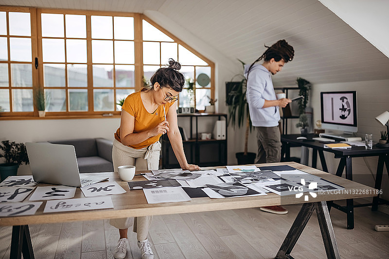 女人在新家办公室和同事一起工作图片素材