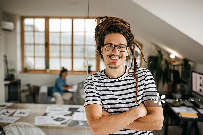 家庭办公室内自信的平面设计师肖像图片素材