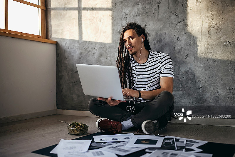 年轻的平面设计师在他小型办公室工作室里进行视频通话图片素材