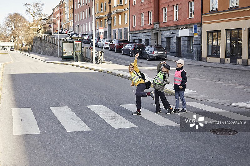 儿童一起过马路图片素材