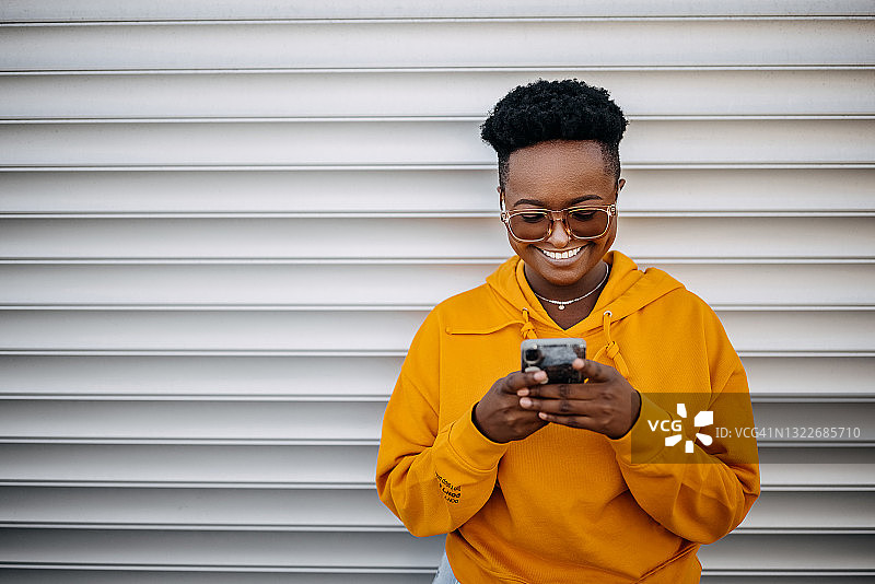 现代企业家通过社交媒体联系图片素材