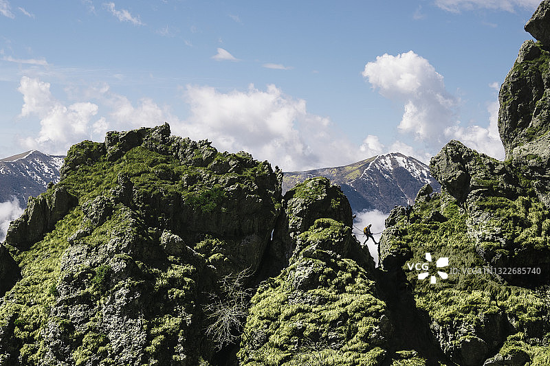 在装备好的小路上攀登山脊的徒步者图片素材