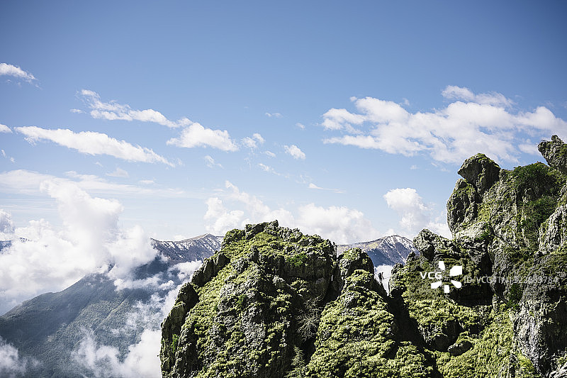 在装备好的小路上攀登山脊的徒步者图片素材
