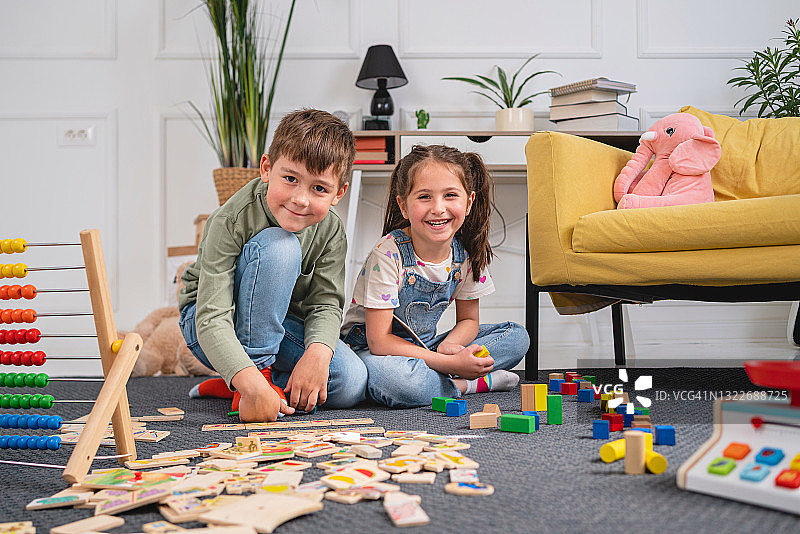 幼儿园教室里的学生在教育游戏中享受创造力图片素材
