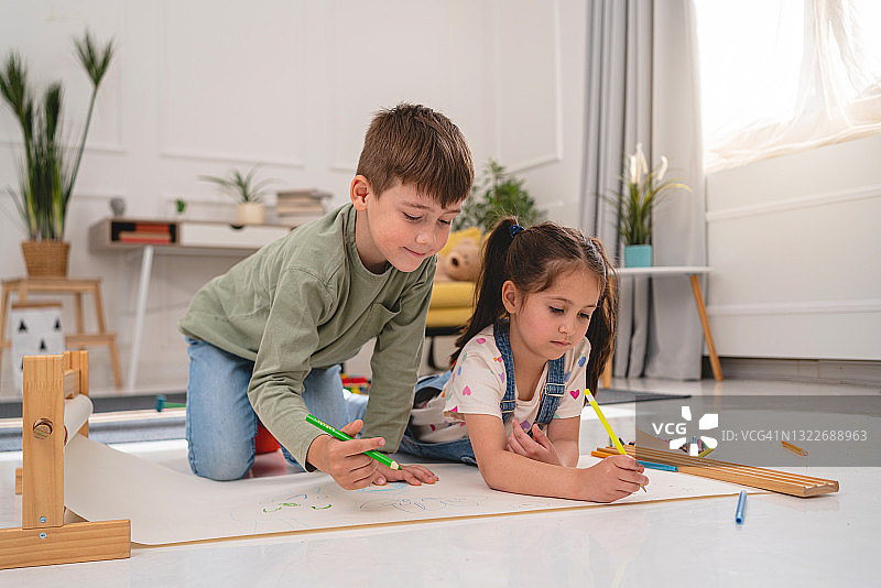 艺术是他们最喜欢的活动，他们总是分享创意图片素材