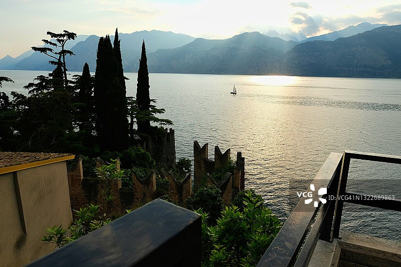 马尔切西内城堡日落背景帆船图片素材