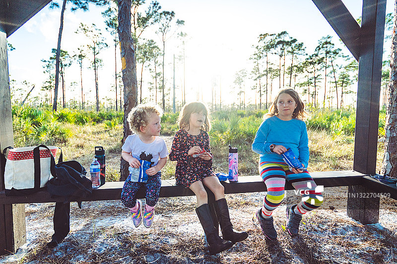 夏令营的孩子们在徒步旅行中一起享用零食图片素材